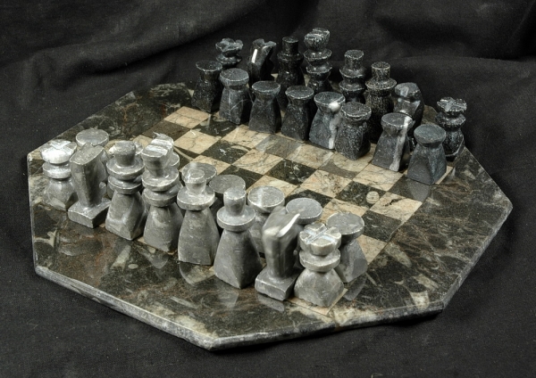 Schachspiel aus Fossilien und Marmor